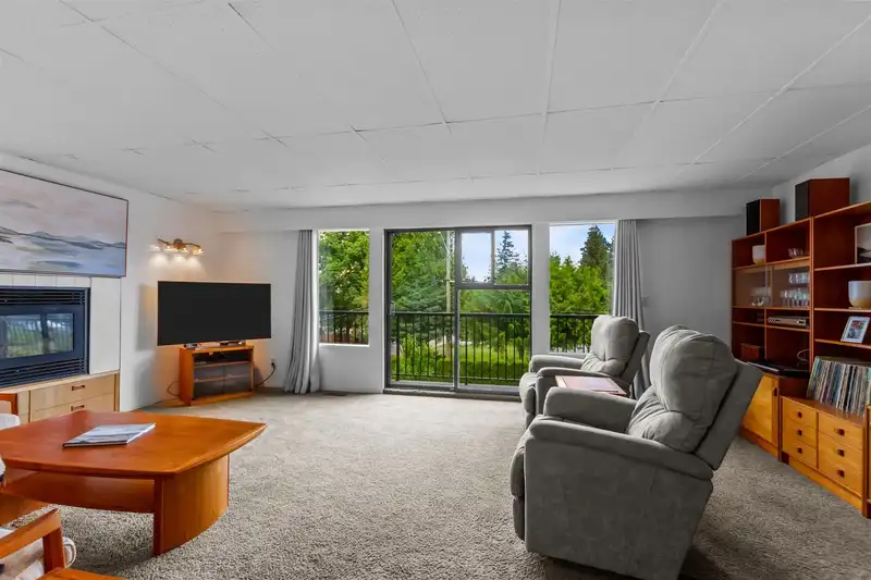 449 LAKEVIEW STREET - photo 4 of 37