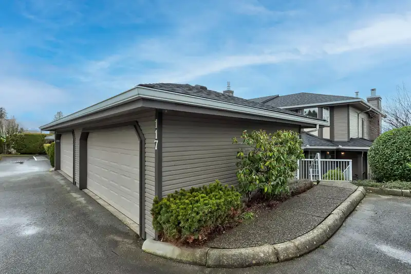 117 1140 CASTLE CRESCENT - photo 1 of 36