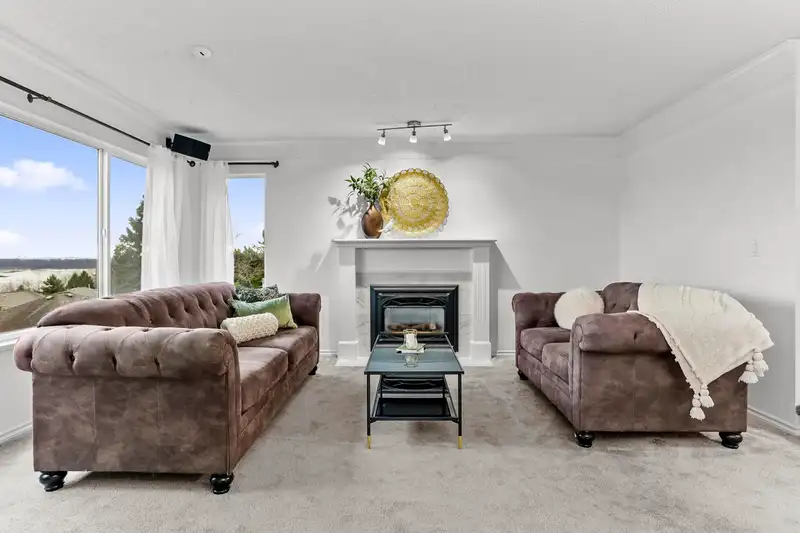 117 1140 CASTLE CRESCENT - photo 3 of 36