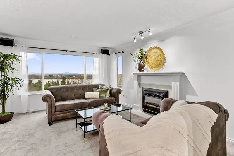 117 1140 CASTLE CRESCENT - photo 4 of 36