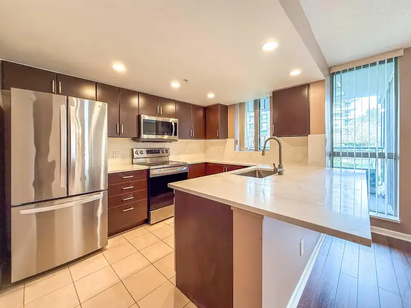 201 295 GUILDFORD WAY - photo 2 of 25