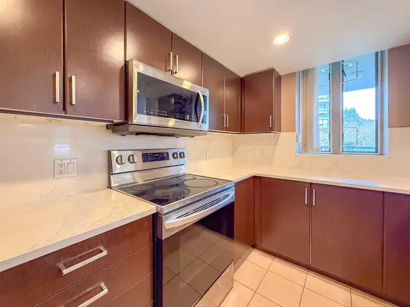 201 295 GUILDFORD WAY - photo 3 of 25
