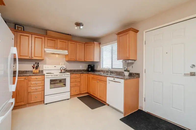8570 152 STREET - photo 3 of 25