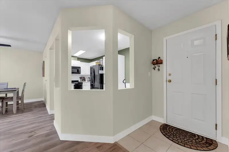 302 19835 64 AVENUE - photo 2 of 40