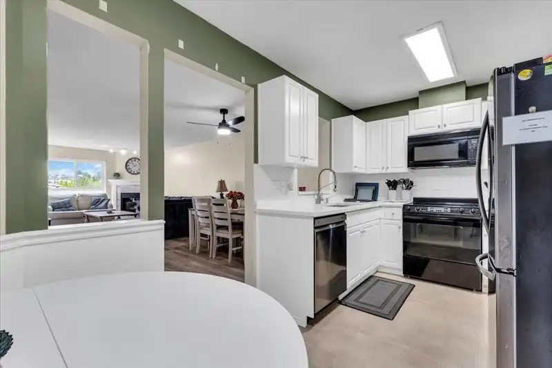 302 19835 64 AVENUE - photo 4 of 40