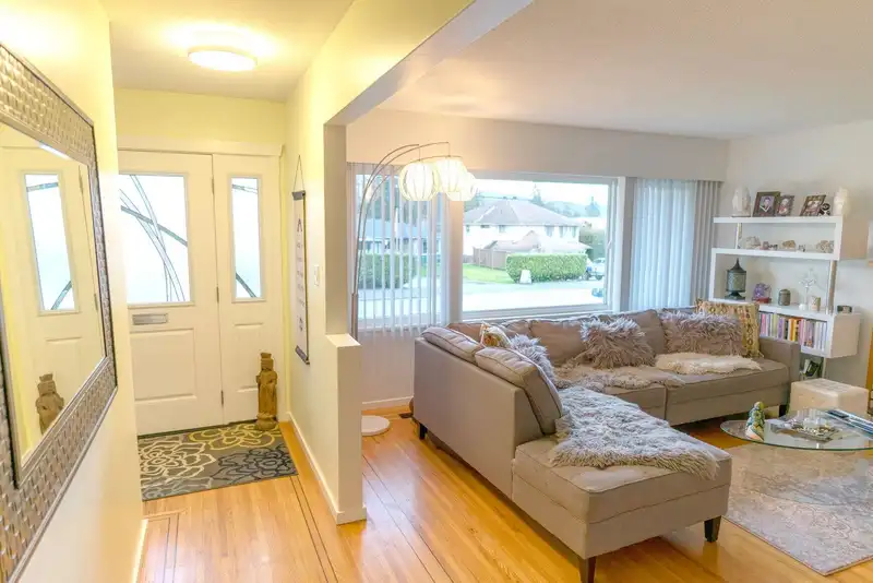 21776 MOUNTAINVIEW CRESCENT - photo 2 of 40