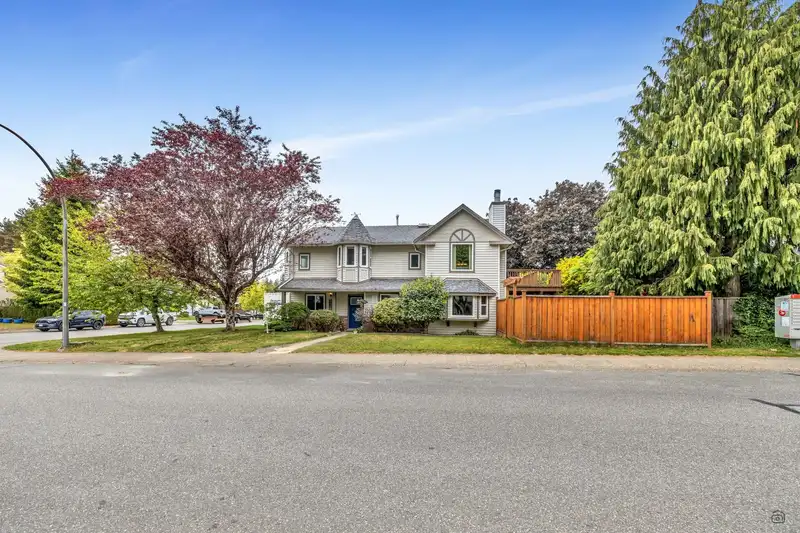 20981 93A AVENUE - photo 2 of 34