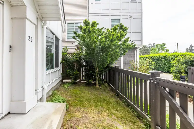 30 12073 62 AVENUE - photo 4 of 37