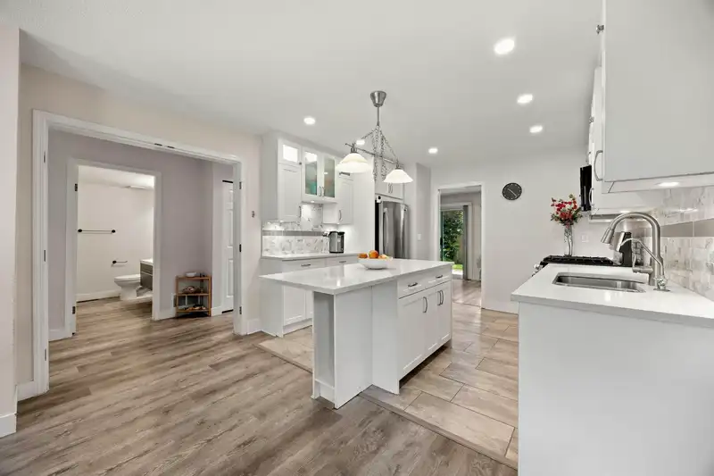 16 3471 REGINA AVENUE - photo 3 of 33