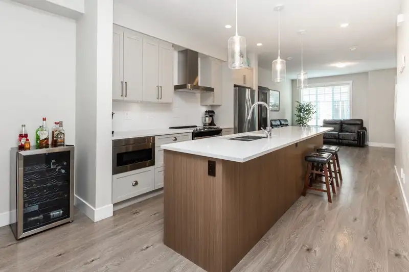 41 20498 82 AVENUE - photo 4 of 35