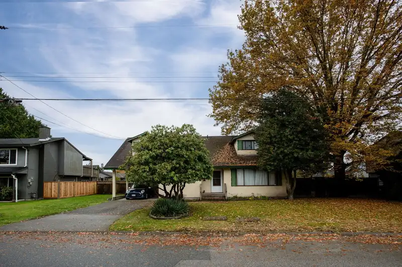 4457 46B STREET - photo 3 of 11