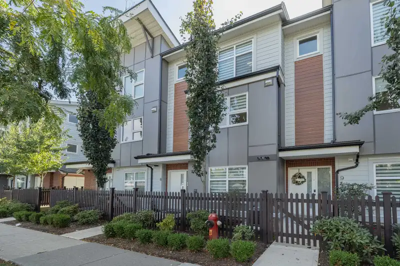 8 22334 48 AVENUE - photo 1 of 40