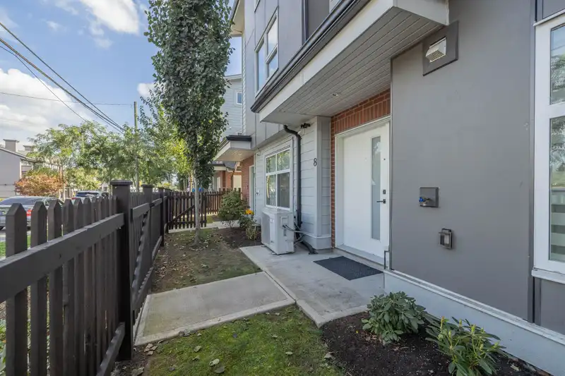 8 22334 48 AVENUE - photo 3 of 40