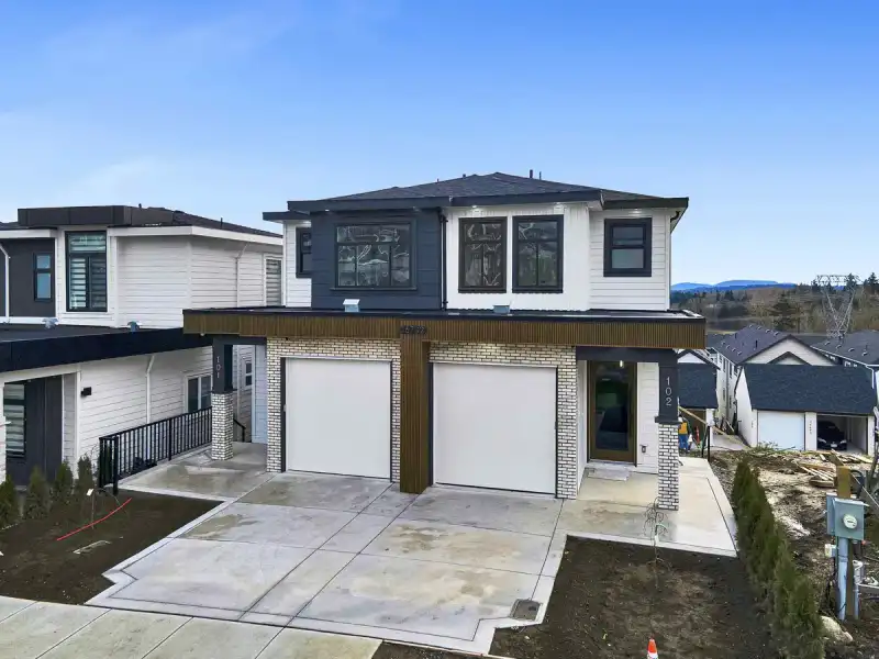 102 16702 16A AVENUE - photo 1 of 4