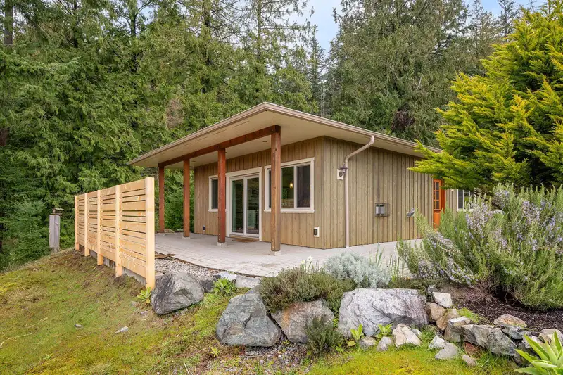 879 SEYMOUR BAY DRIVE - photo 2 of 30
