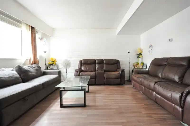 77 20350 53 AVENUE - photo 1 of 34