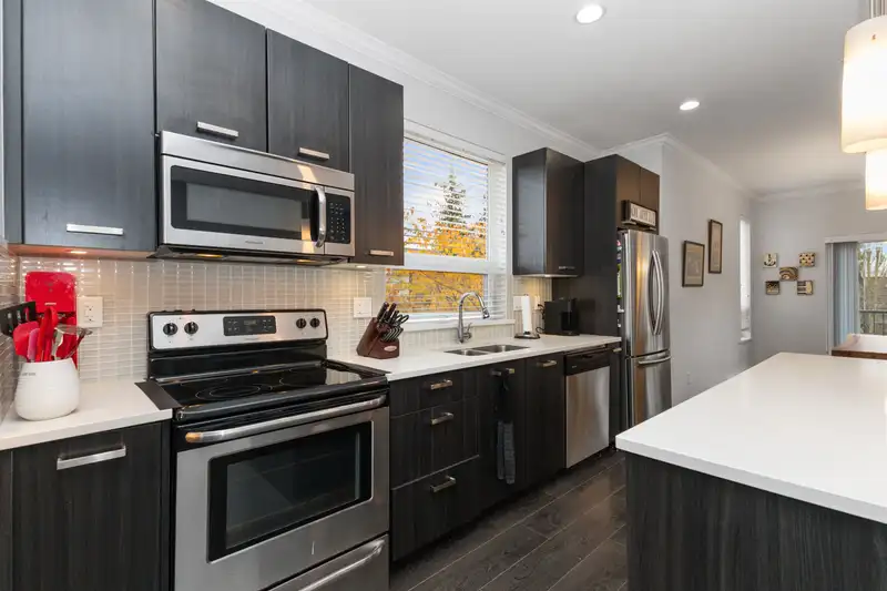 126 5888 144 STREET - photo 4 of 36