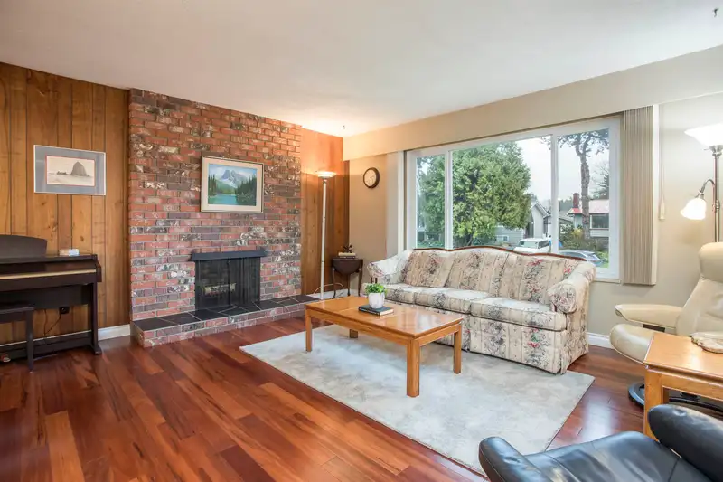 1214 LABURNUM AVENUE - photo 4 of 37