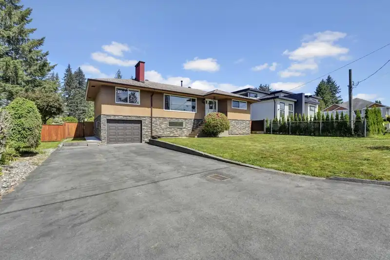 981 GROVER AVENUE - photo 3 of 40