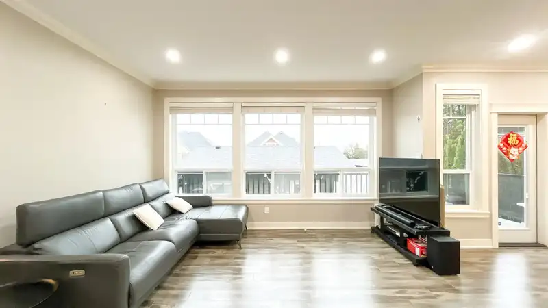 101 910 DELESTRE AVENUE - photo 3 of 28
