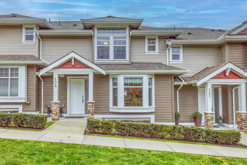 104 1392 TRAFALGAR STREET - photo 1 of 26