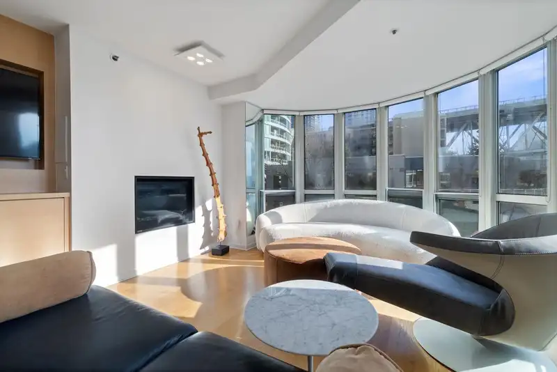303 1501 HOWE STREET - photo 2 of 40