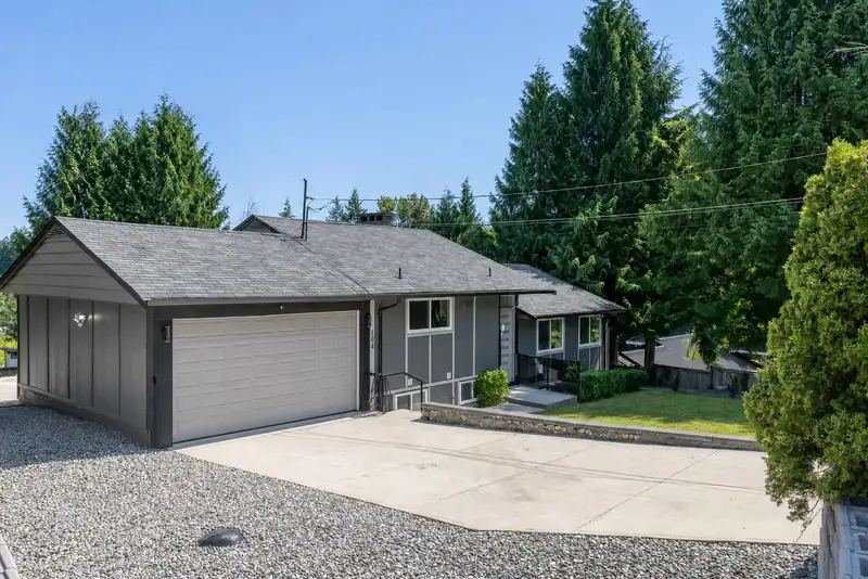 104 BONNYMUIR DRIVE - photo 2 of 40