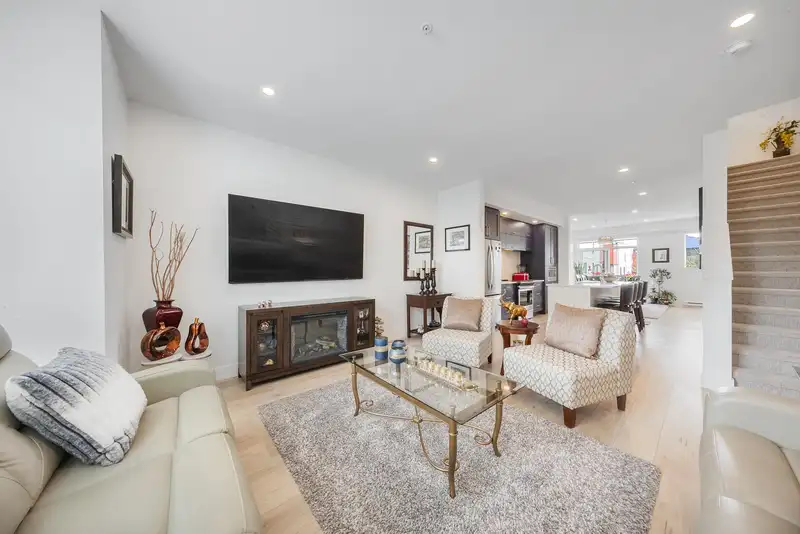 28 19704 55A AVENUE - photo 2 of 30