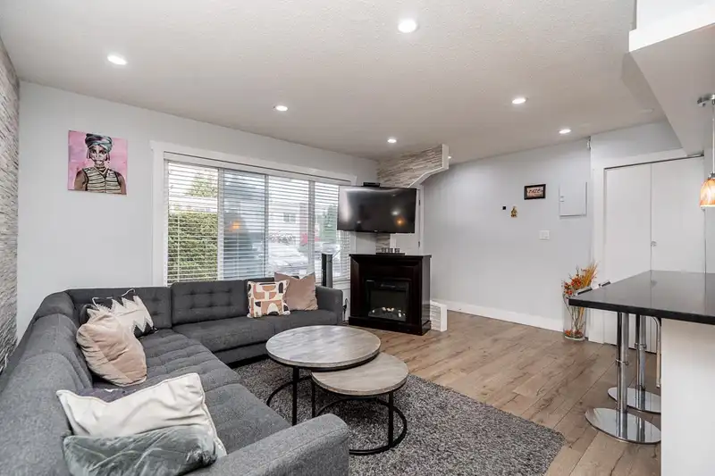 612 11901 89A AVENUE - photo 1 of 34
