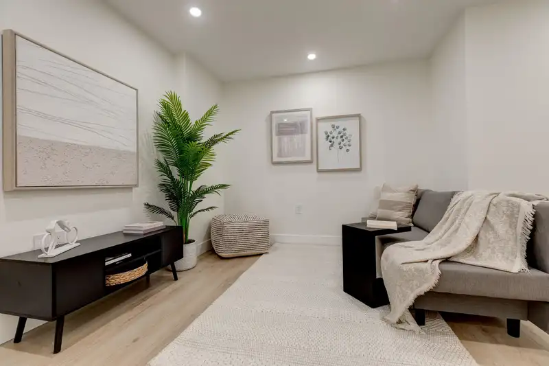 2 339 KEARY STREET - photo 4 of 36