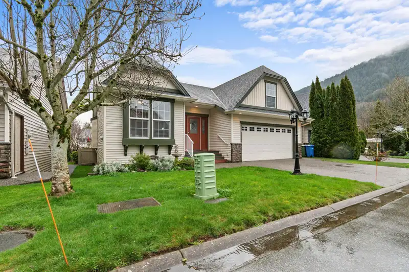 9 349 WALNUT AVENUE - photo 1 of 34
