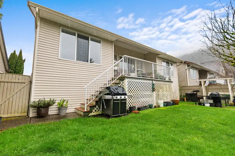 9 349 WALNUT AVENUE - photo 4 of 34