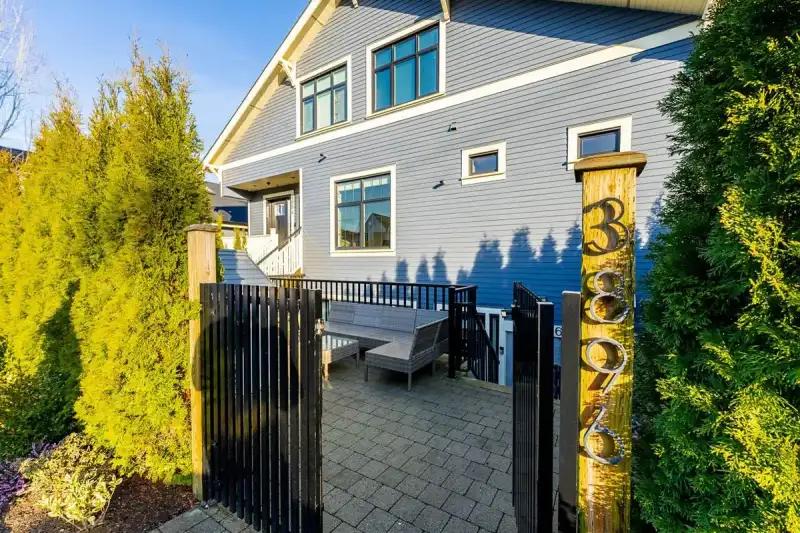 3896 WELWYN STREET - photo 1 of 15