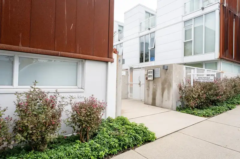 2208 WILLOW STREET - photo 4 of 13