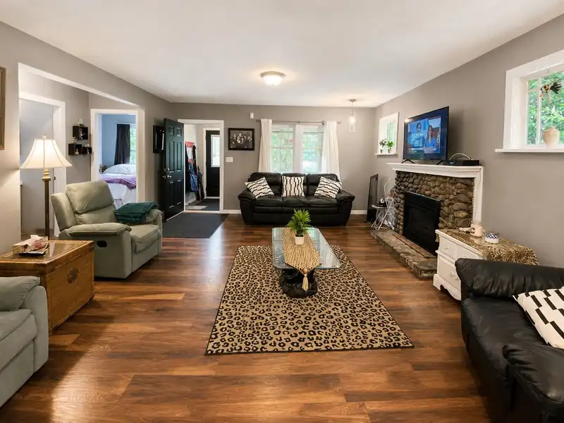 46031 CLEVELAND AVENUE - photo 3 of 10