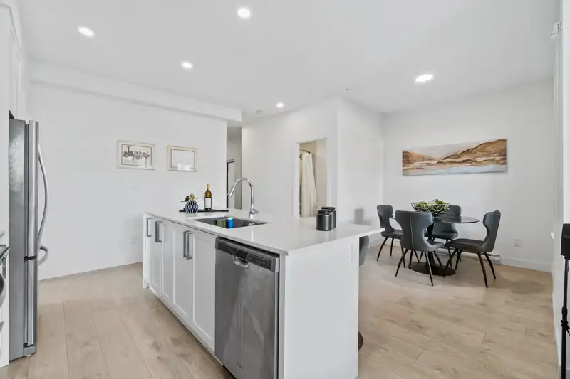 301 808 GAUTHIER AVENUE - photo 1 of 31
