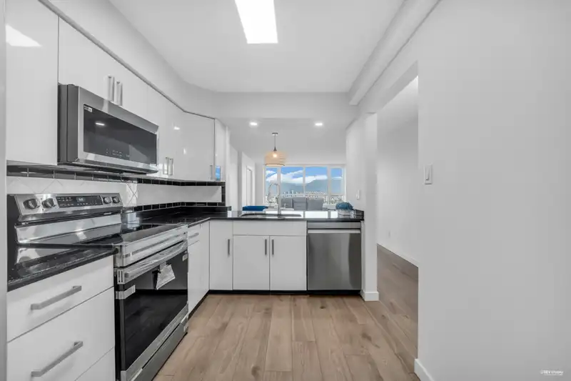 1904 6055 NELSON AVENUE - photo 3 of 40