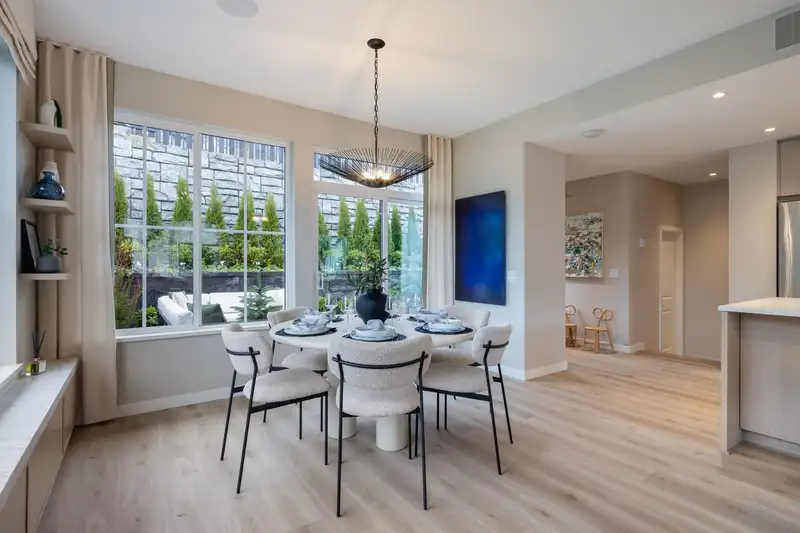 118 3637 SHEFFIELD AVENUE - photo 1 of 11