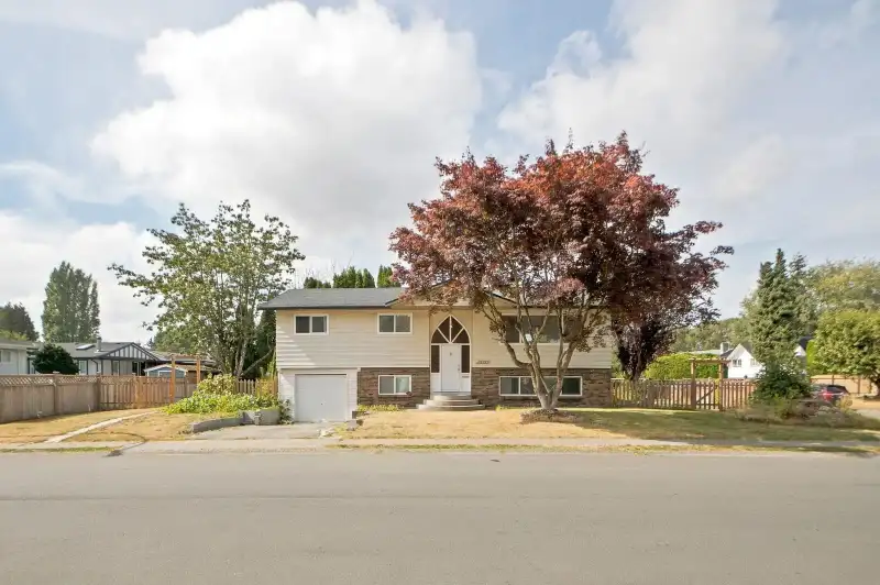 7567 114 STREET - photo 1 of 31