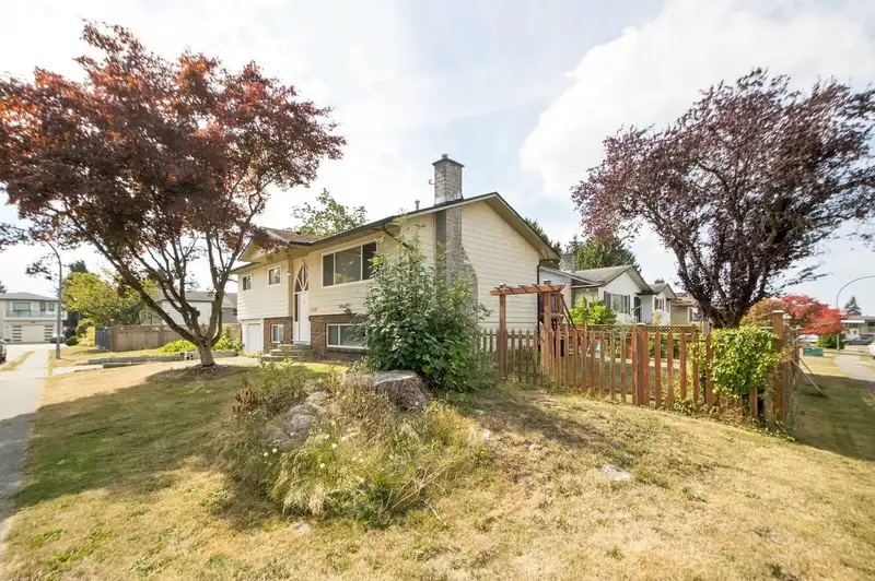 7567 114 STREET - photo 3 of 31