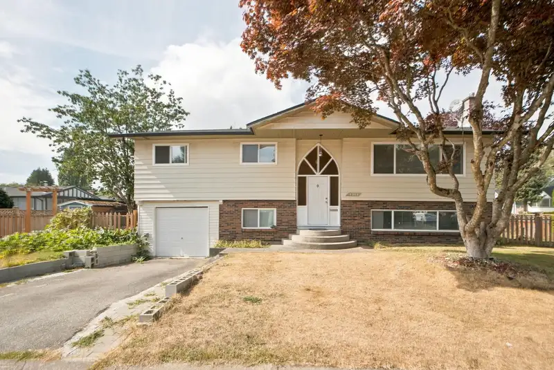 7567 114 STREET - photo 4 of 31