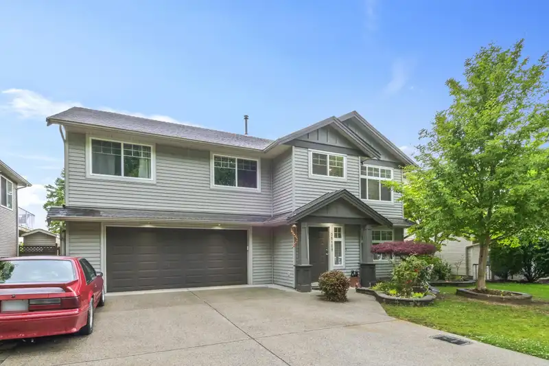 35109 LABURNUM AVENUE - photo 2 of 40