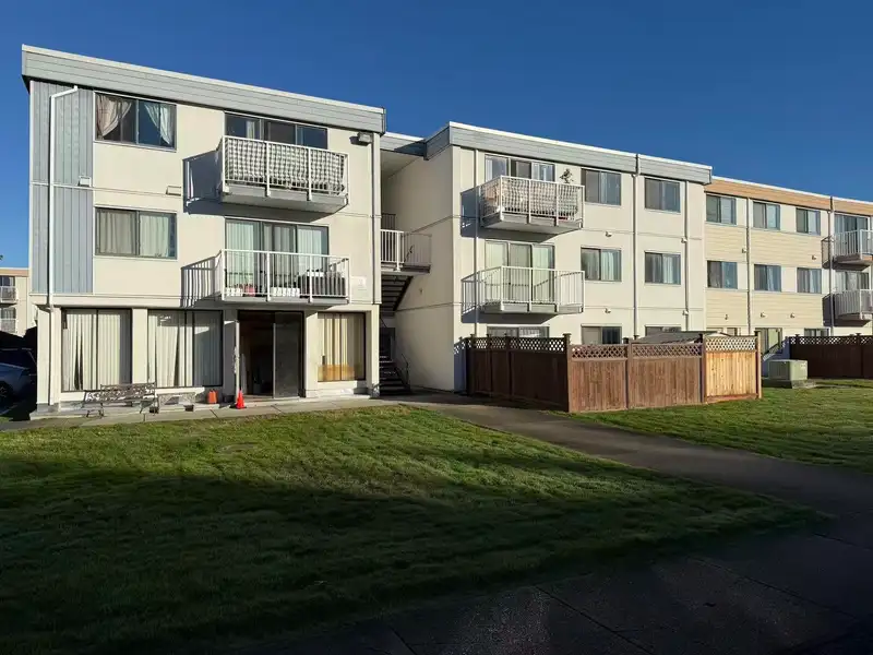 302 7260 LINDSAY ROAD - photo 1 of 8