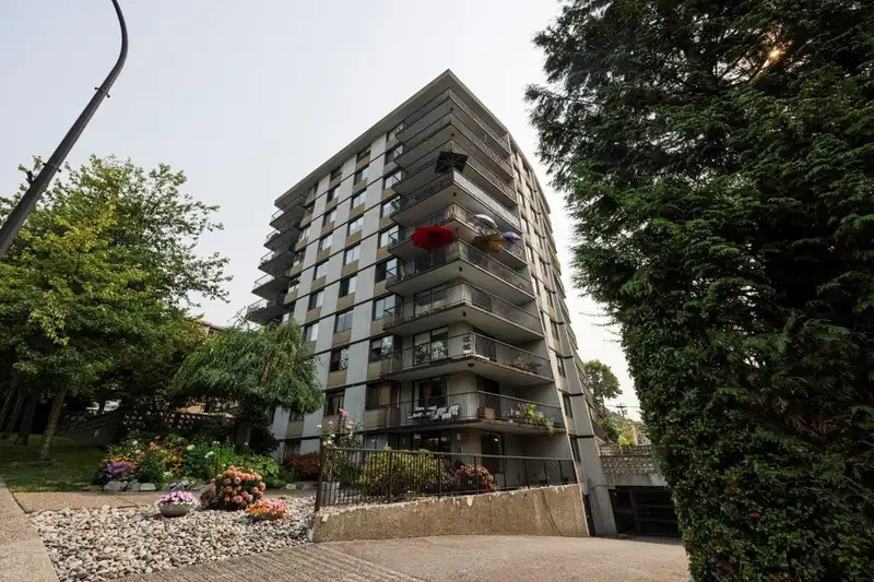 302 540 LONSDALE AVENUE - photo 1 of 11