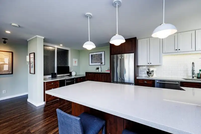 302 540 LONSDALE AVENUE - photo 4 of 11
