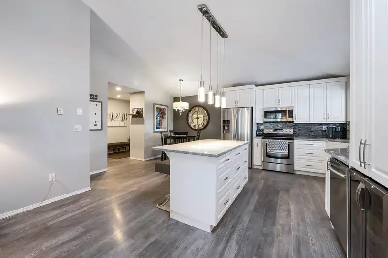 305 19721 64 AVENUE - photo 4 of 37