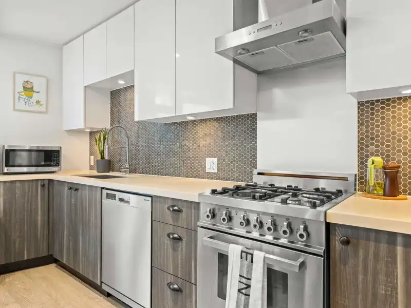 502 311 E 6TH AVENUE - photo 1 of 40