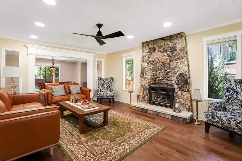 13846 18 AVENUE - photo 3 of 21
