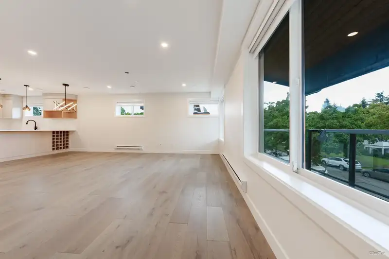 202 5092 SLOCAN STREET - photo 2 of 18