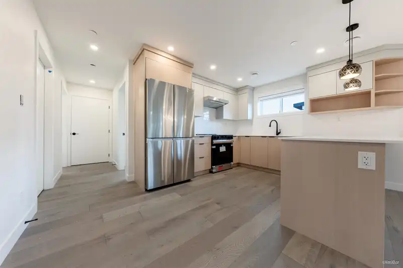 202 5092 SLOCAN STREET - photo 4 of 18